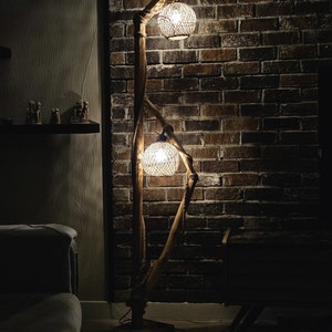 Große Baum Stehlampe, zwei Lampenschirme Ecklampe, rustikale Stehlampe, handgefertigte Lampe, Innendekoration, Baumstehlampe, Alaska-Stil Bild 8