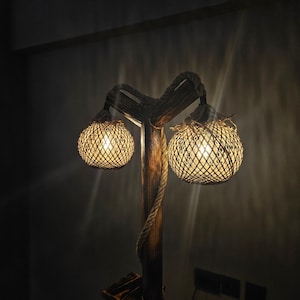 Neue Baumstehlampe, handgemachte Stehlampe, Lampen im Alaska-Stil, rustikaler Stehlampenschirm, Alaska House Design, Holzstehlampe, Bauernhauslampe Bild 7