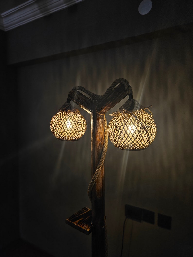 Neue Baumstehlampe, handgemachte Stehlampe, Lampen im Alaska-Stil, rustikaler Stehlampenschirm, Alaska House Design, Holzstehlampe, Bauernhauslampe Bild 7