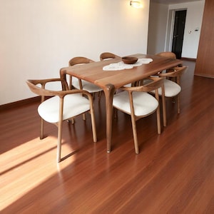 Live Edge Esstisch in Walnuss: Handgefertigtes Massivholz, abnehmbare Beine