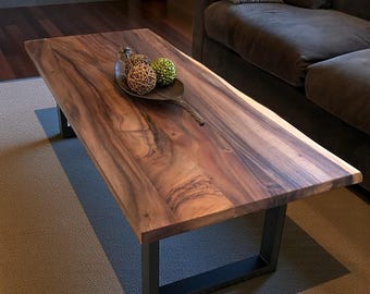 Mesa de centro de nogal con borde natural hecha a mano / Losa de madera rústica