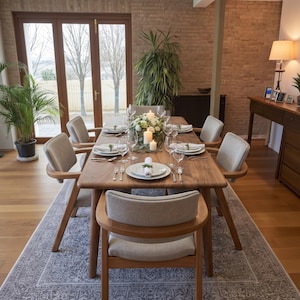 Mesa de jantar personalizada em nogueira: madeira maciça trabalhada à mão, design rústico moderno.