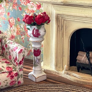 Miniature Ceramic Jardiniere with Pedestal – 1:12 Scale Vintage Dollhouse Decor with Elegant Roses & Gold Trim Details – Garden Decor