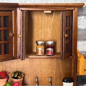 Miniatura domku dla lalek w skali 1:12 Zestaw galaretek truskawkowych i pomarańczowych Smucker's – kultowa dekoracja kuchennej spiżarni – przetwory owocowe w szklanym słoiku