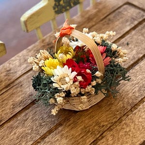 Dollhouse Miniature Wicker Basket with Dry Flowers – 1:12 Scale Dollhouse Spring Summer Decor | Handmade Mini Basket