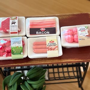 Puppenhaus Miniatur 1:12 abgepacktes Fleisch - 1PC in Keramik tablett mit Klarsichtfolie & Nährwert Label