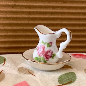 Dollhouse Miniature China Wash Jug and Bowl Set, 1:12 Scale Ceramic China Wash Bowl and Jug Set Decorated with Pink Peonies Dollhouse Decor