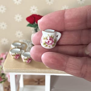 Miniaturowy zestaw do herbaty w skali 1:12 – 17-elementowy zestaw do herbaty z porcelany w stylu domku dla lalek, z różowymi i złotymi wykończeniami zdjęcie 5