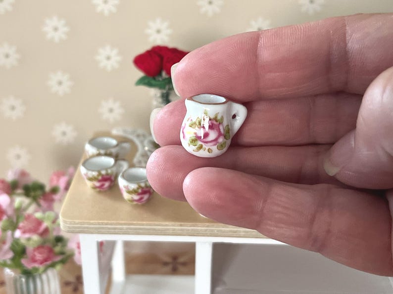 Miniaturowy zestaw do herbaty w skali 1:12 – 17-elementowy zestaw do herbaty z porcelany w stylu domku dla lalek, z różowymi i złotymi wykończeniami zdjęcie 5