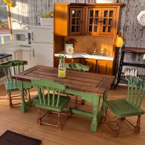 Puppenhaus Miniatur 1:12 Esszimmergarnitur - Grüner Distress Tisch & 4 Stühle für Puppenhaus Wohnkultur