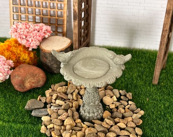 Baño para pájaros en miniatura: fuente de jardín de arcilla para casa de muñecas a escala 1:12 con pájaros y efecto de slime acuático.