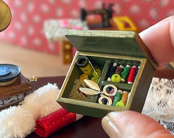 Kit de costura en miniatura a escala 1:12: Caja de costura vintage de madera verde para casa de muñecas con accesorios