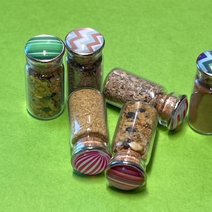 Juego de 6 piezas de hierbas y especias en miniatura para casa de muñecas: frascos de vidrio, elementos esenciales de cocina para la decoración de la casa de muñecas