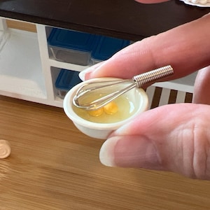 Miniature Dollhouse Egg Bowl and Whisk Set – 1:12 Scale Kitchen Decor & Bakery Accessory