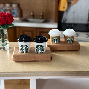 Set da caffè Starbucks in miniatura per casa delle bambole - Vassoio da asporto per casa delle bambole in scala 1:12 con 2 tazze / Mini portabevande