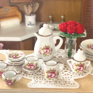 1:12 Scale Dollhouse Tea Set – 17-Piece Porcelain Rose & Gold Trimmed China – Miniature Kitchen or Table Decor