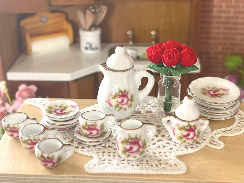 Miniaturowy zestaw do herbaty w skali 1:12 – 17-elementowy zestaw do herbaty z porcelany w stylu domku dla lalek, z różowymi i złotymi wykończeniami zdjęcie 1
