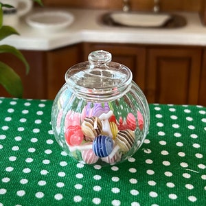 Dollhouse miniature clear glass candy jar filled with 20 colorful polymer clay lollipops, use it in your kitchen to give your dollhouse a realistic look. Size: 12cm x 12cm.