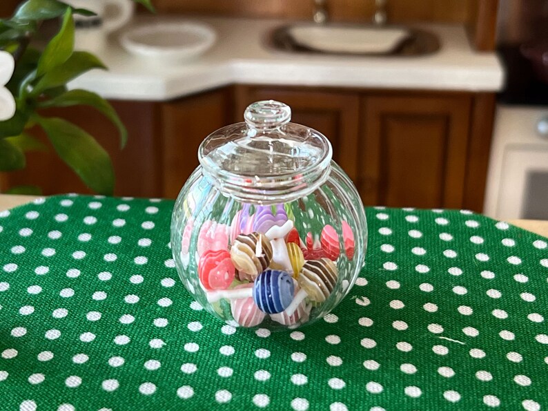 Dollhouse miniature clear glass candy jar filled with 20 colorful polymer clay lollipops, use it in your kitchen to give your dollhouse a realistic look. Size: 12cm x 12cm.