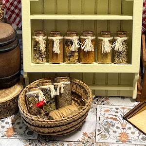 Juego de 9 piezas de hierbas y especias en miniatura para casa de muñecas: frascos de vidrio realistas, artículos esenciales de cocina y decoración, llenos de especias reales en el interior