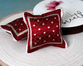Dollhouse Miniature Sofa Red Pillows, 2PC Dollhouse Bed Red Throw Pillows, Miniature Red Home Decor Pillows 1:12 Pillows Dollhouse Decor