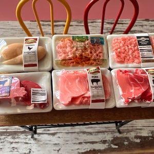 1:12 Miniature Meat Pack aus Keramik ein Tablett mit Plastikverpackung und Nährwertkennzeichnung