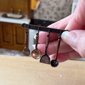 Miniature Copper Kitchen Utensil Set with Rack – 1:12 Scale Dollhouse Accessories | 4-Piece Metal Cooking Tool Set