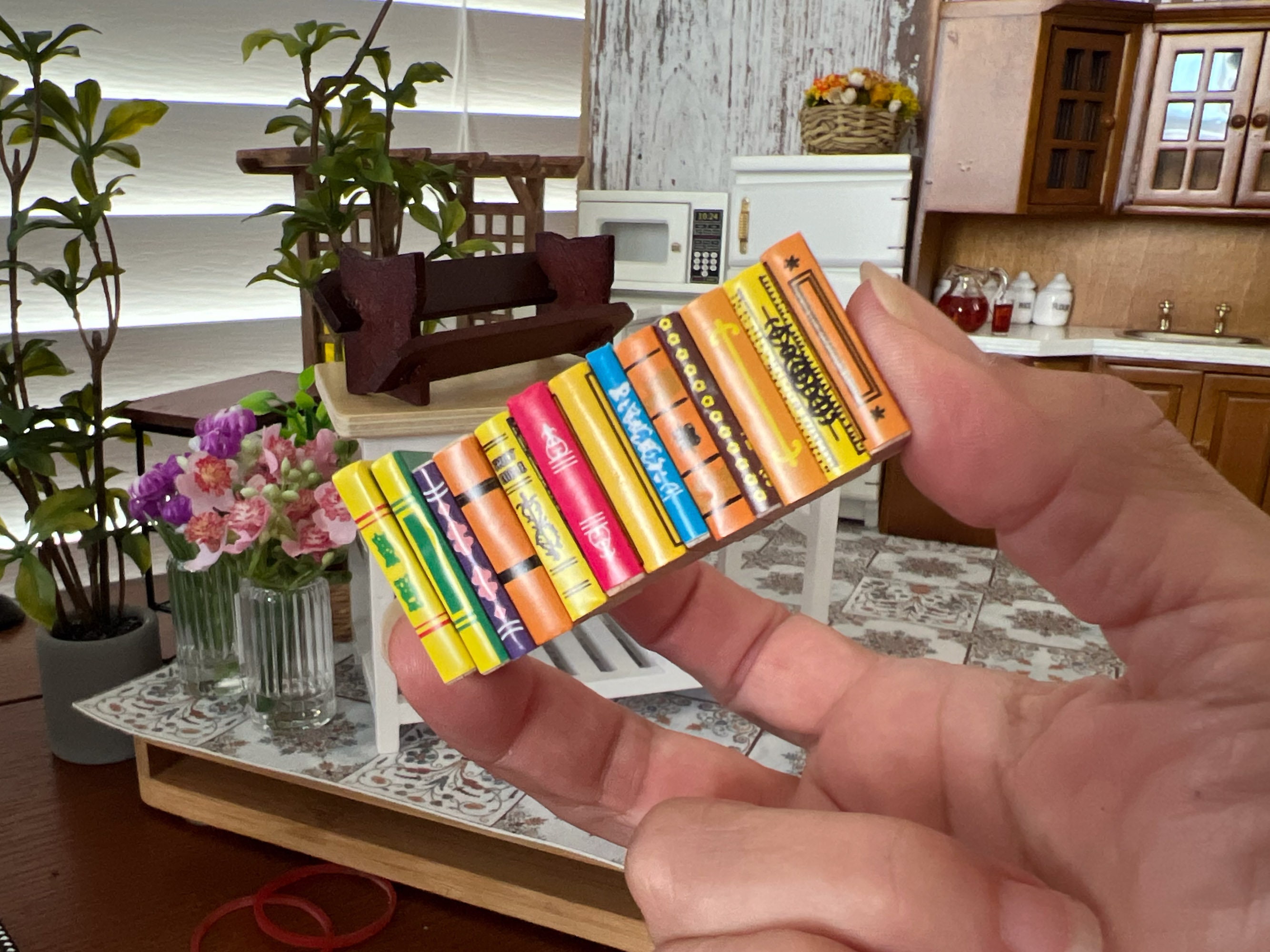 Miniatur-Puppenhausbücher & Bücherregal – 1:12 Maßstab, 24 Bücher + Holzregal – Für Deko & Wichtel-Zubehör