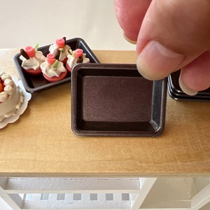 Dollhouse Miniature Baking Pan – 1:12 Scale Dollhouse Kitchen Accessory | Realistic Metal Non-Stick Tray | Mini Bakeware for Dollhouse