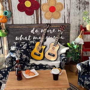 Miniatur-Akustikgitarre - Maßstab 1:12 Puppenhaus Dreadnaught & Cutaway | Mahagoni-Finish | Beige und gelbe Gitarren für das Puppenhaus-Musikzimmer