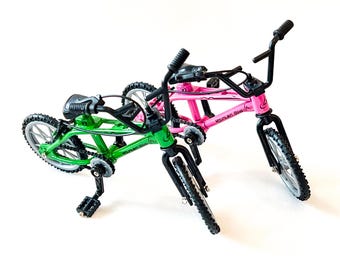 Bicicletas de montaña en miniatura a escala 1:12 de metal – Verde o rosa – Ruedas funcionales – Manillar – Cable de freno