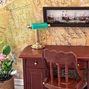 Lampada da scrivania retrò in miniatura per casa delle bambole con paralume verde, lampada retrò in miniatura, lampada da scrivania per casa delle bambole, lampada da ufficio in miniatura per casa delle bambole.