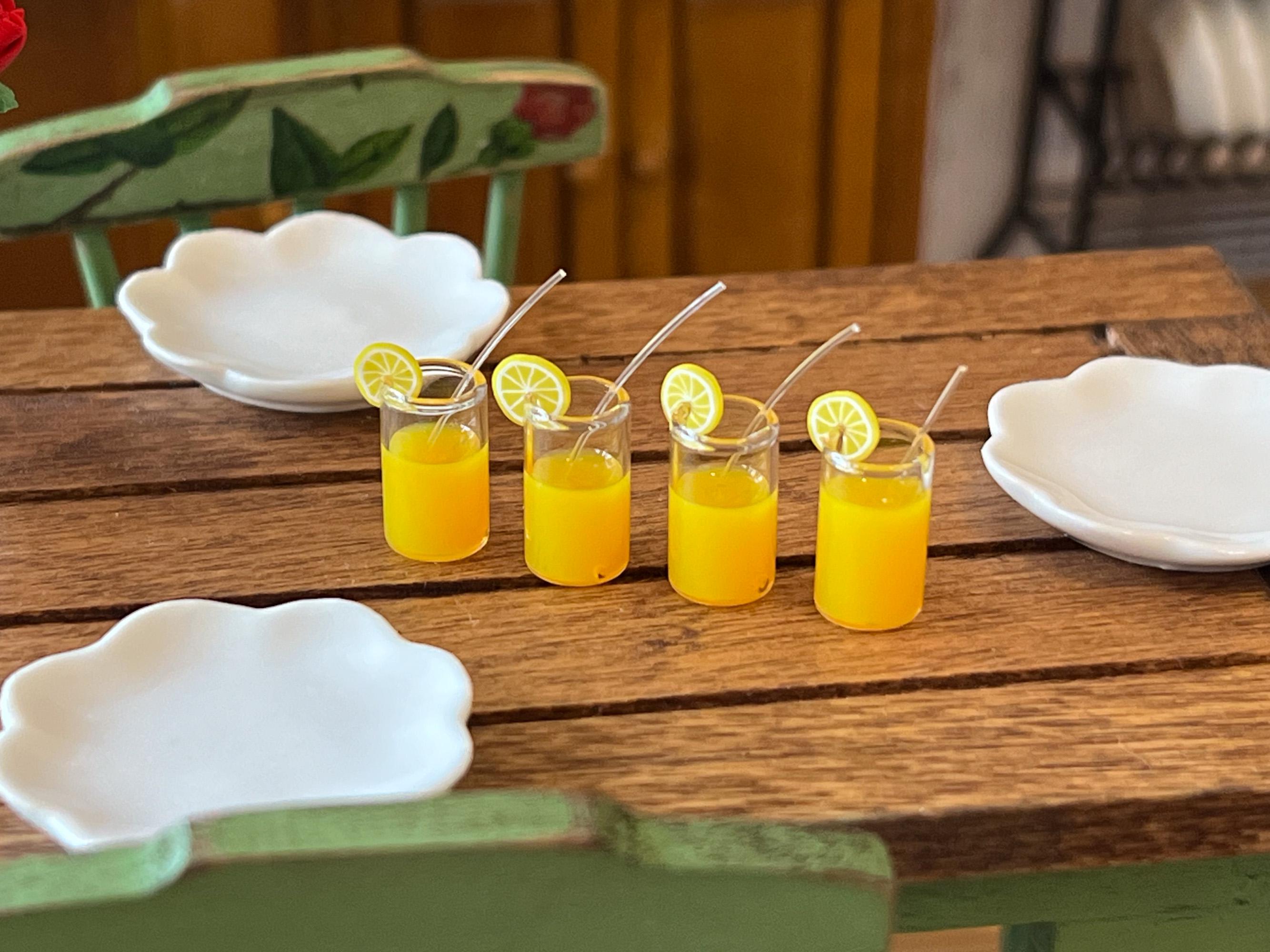 A Glass Filled With Orange Juice Is Shown With Two Slices Of Orange In Center Image320128456 - Foto 7