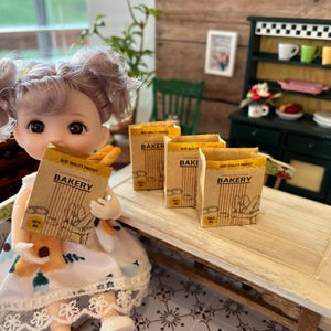 Sacchetti di carta kraft per supermercati in scala 1:12 per casa delle bambole in miniatura - Set di 4 sacchetti con 3 baguette per pane francese / Accessori per casa delle bambole da forno