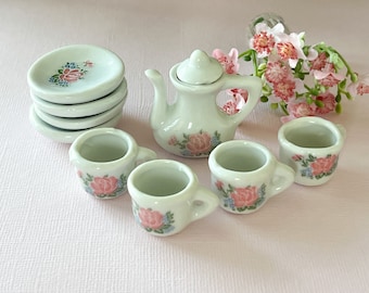 Miniaturowy ceramiczny zestaw do herbaty w skali 1:6 – Teahouse Dollhouse White z motywem różowej róży