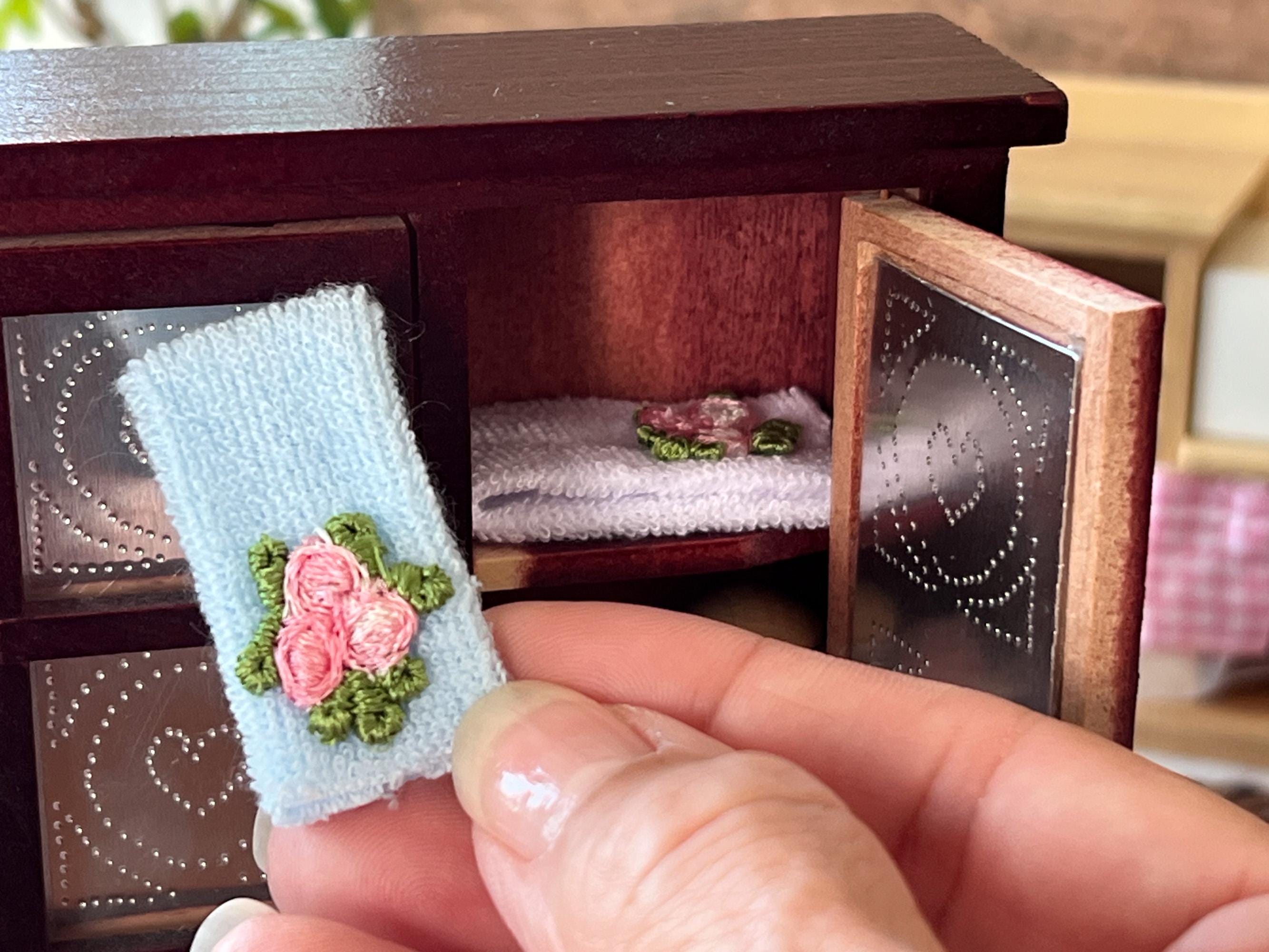 Puppenhaus-Zubehör Set – 2 Weiße Handtücher Mit Pinkem Band, Miniatur-Badezimmer-Ausstattung