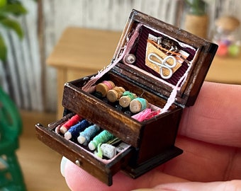 Kit de costura vintage en miniatura (escala 1:12) - Caja de madera para costura de casa de muñecas con hilos y tijeras
