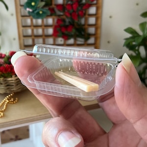 Miniaturowy pojemnik na jedzenie na wynos w domku dla lalek – akcesorium do jedzenia w skali 1:12 | Z pałeczkami i zdejmowanym łańcuszkiem z zawieszkami