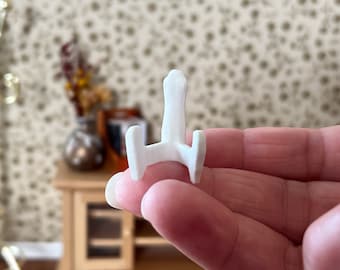 Miniatuur keramische bordstandaard: witte standaard op schaal 1:12 voor poppenhuisborden of -trays