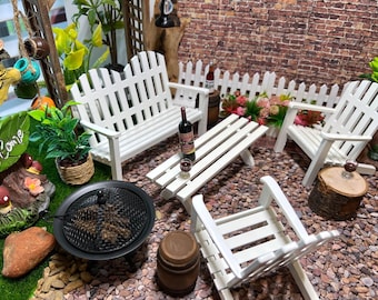 Miniatuur witte Adirondack-terrasset - schaal 1:12 - houten poppenhuismeubel, bank, tafel en stoelen