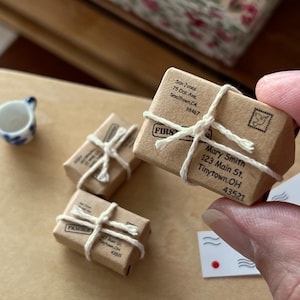 Cartoline e pacchi in miniatura – Set di posta per casa delle bambole in scala 1:12 – Mini articoli per la spedizione per l'arredamento di ufficio o attività commerciali