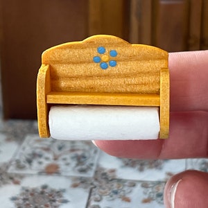 Porta-toalhas de papel em miniatura para casa de bonecas – Decoração de cozinha para casa de bonecas em escala 1:12 | Toalheiro de madeira com detalhes em flores azuis