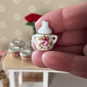Miniaturowy zestaw do herbaty w skali 1:12 – 17-elementowy zestaw do herbaty z porcelany w stylu domku dla lalek, z różowymi i złotymi wykończeniami zdjęcie 8