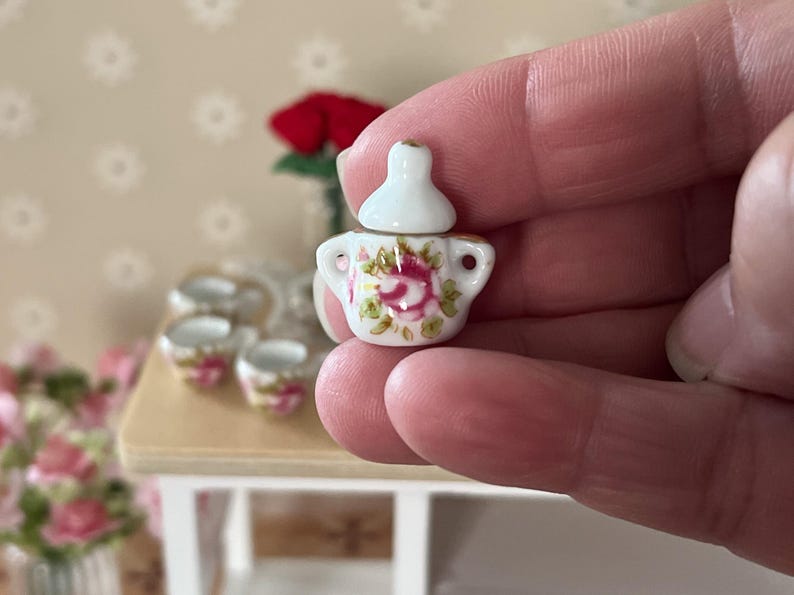 Miniaturowy zestaw do herbaty w skali 1:12 – 17-elementowy zestaw do herbaty z porcelany w stylu domku dla lalek, z różowymi i złotymi wykończeniami zdjęcie 8