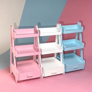 Puppenhaus Miniatur 3-stufiger Holzständer mit Schublade - Maßstab 1:12 Puppenhaus Organizer & Display Regal - Pink, Blau oder Weiß