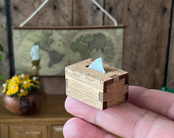 Caja de pañuelos de madera en miniatura con papel – Accesorio para baño o dormitorio de casa de muñecas a escala 1:12