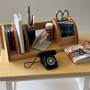 Puppenhaus Miniatur Schreibtisch Organizer - 1:12 Puppenhaus Büro Deko & Zubehör - Puppenhaus Schule Organizer - Lehrer Organizer