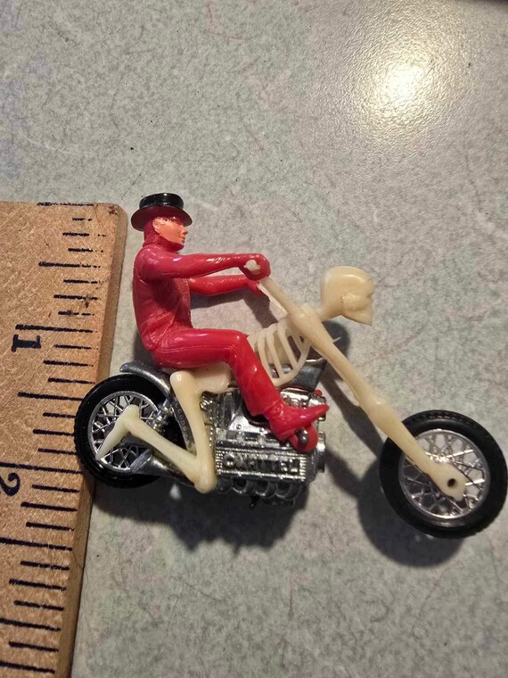Hot Wheels Rrrumblers Bone Shaker With Red Top Hat Rare
