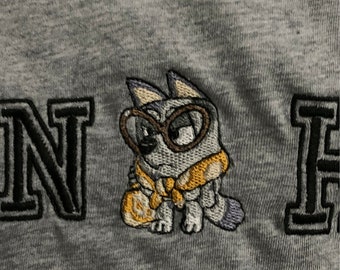 Grouchy Grandma Muffin - Blauer Hund Bestickter Pullover (XS-3XL)
