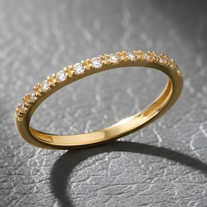 Fede nuziale in oro massiccio 14 carati con pavé, anello dell'eternità con diamanti simulati e zirconi cubici, delicata mezza fede nuziale impilabile, regalo di anniversario per la moglie.